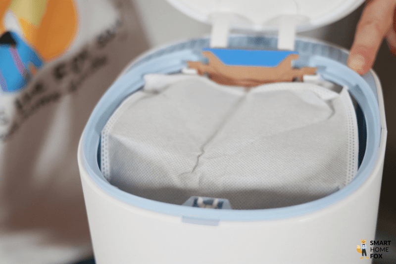 Der eingesetzte Staubbeutel in der Absaugstation des Yeedi Vac Hybrid ist von oben in der Nahaufnahme zu sehen